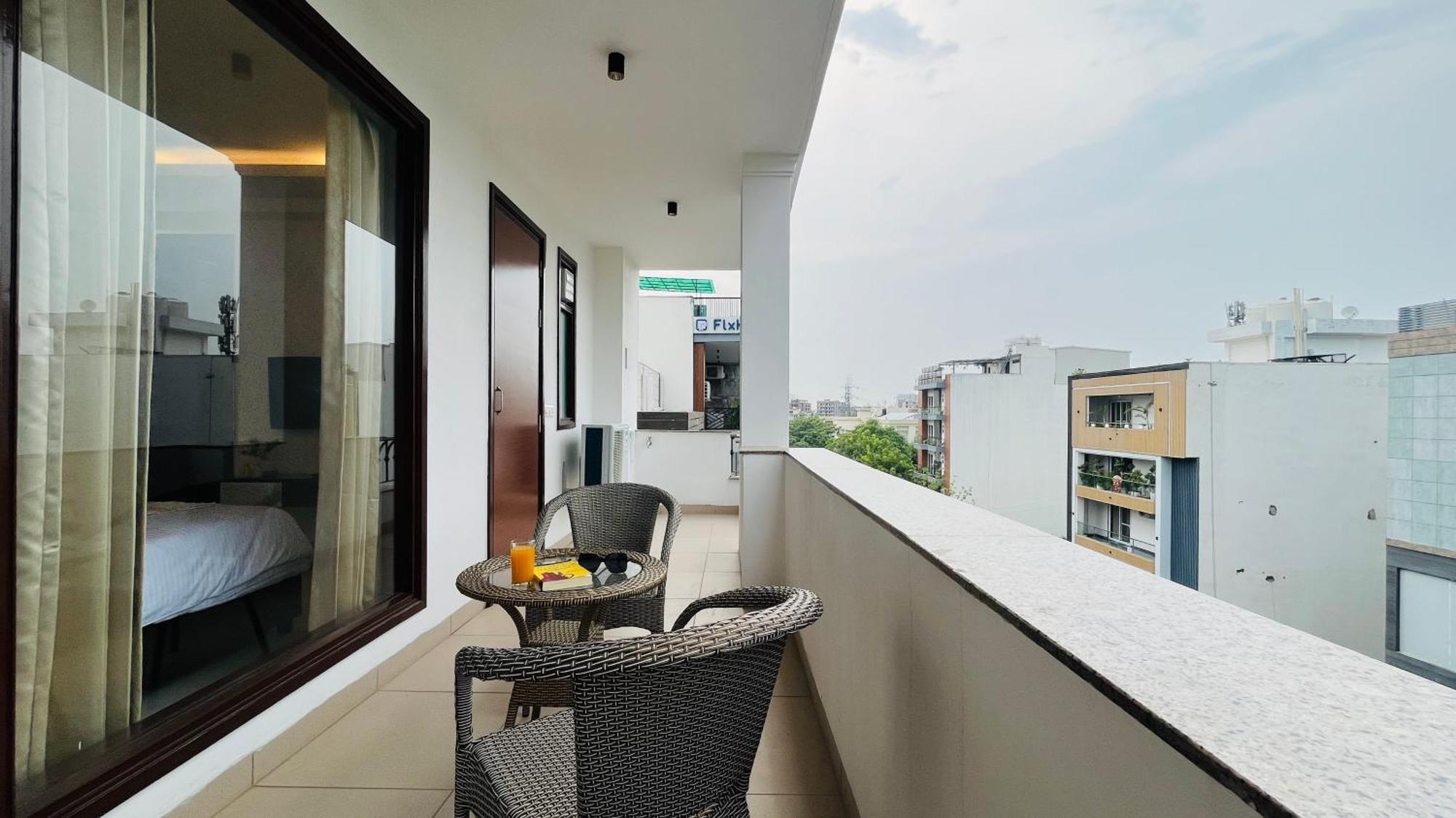 Olive Service Apartments Dlf Galleria Gurgaon Room photo