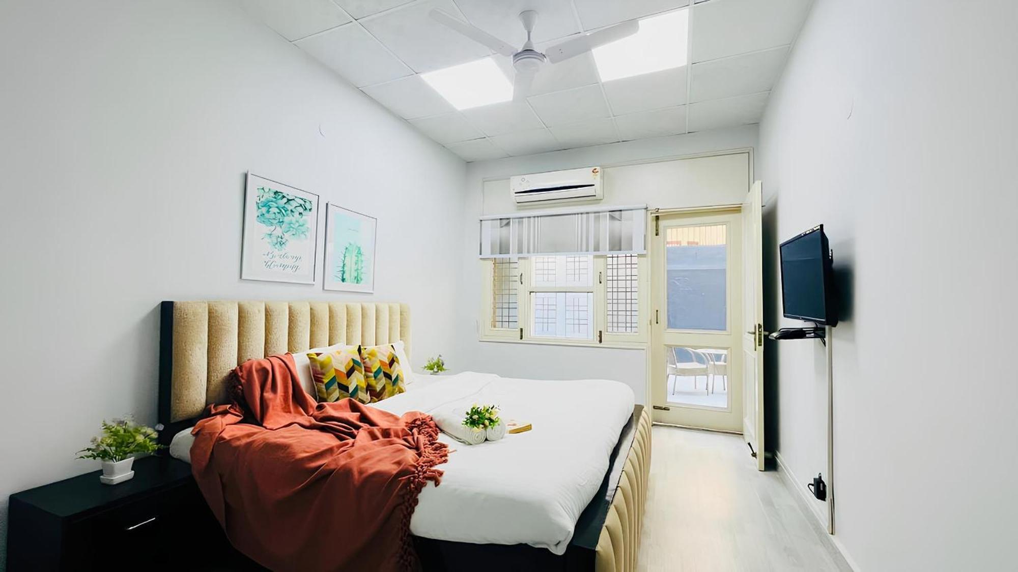 Olive Service Apartments Dlf Galleria Gurgaon Room photo